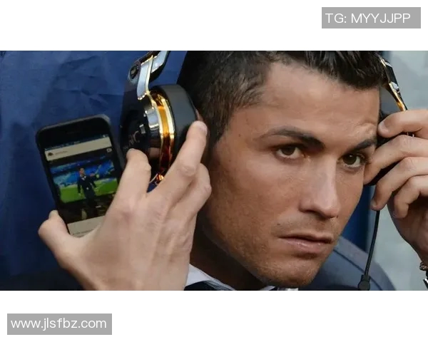 当今足坛最火球星是谁？从梅西到C罗谁更具影响力与魅力